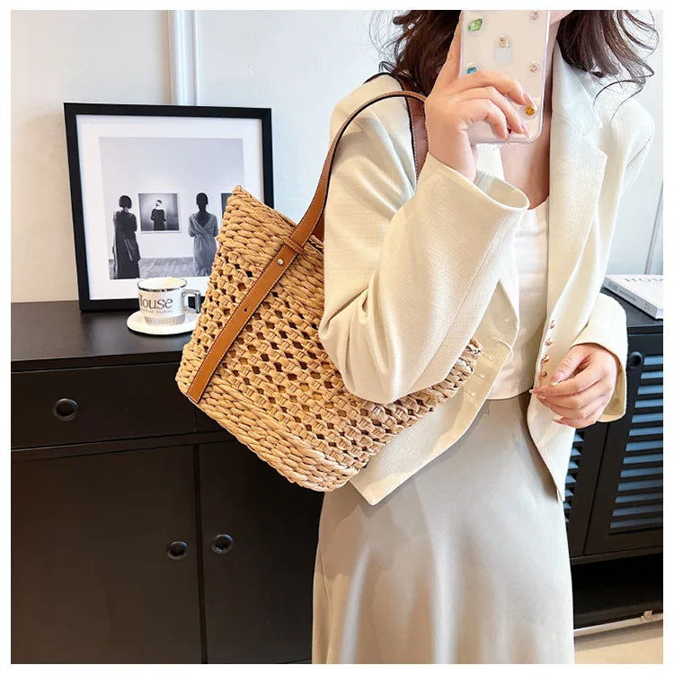 Summer Handwoven Straw Beach Women Tote Bags 2025 Vintage Hollow Out Basket Rattan Handbag Vacation Shoulder Bag New Beach Bag