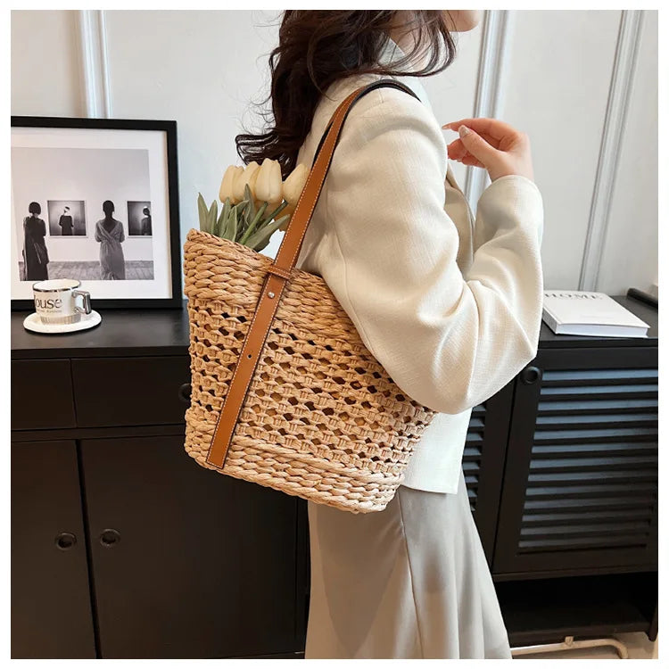 Summer Handwoven Straw Beach Women Tote Bags 2025 Vintage Hollow Out Basket Rattan Handbag Vacation Shoulder Bag New Beach Bag