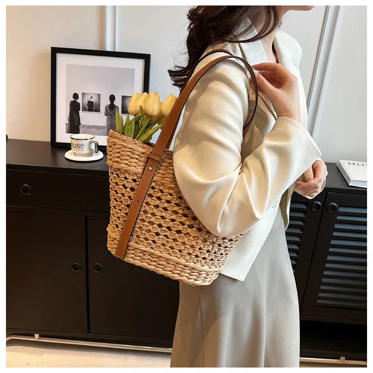 Summer Handwoven Straw Beach Women Tote Bags 2025 Vintage Hollow Out Basket Rattan Handbag Vacation Shoulder Bag New Beach Bag