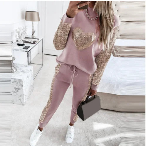 Conjunto de 2 peças feito de fibra sintética, com moletom de mangas longas estampado e calça jogger.