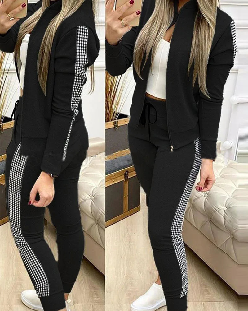 Conjunto de 2 peças feito de fibra sintética, com moletom de mangas longas estampado e calça jogger.