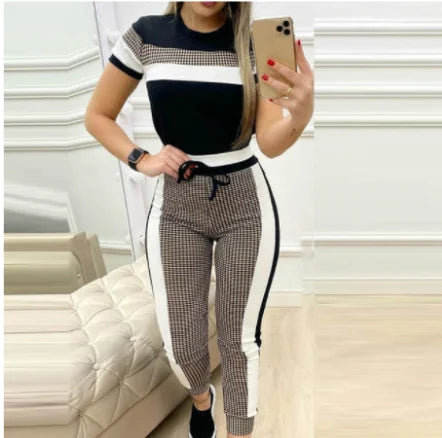 Conjunto de 2 peças feito de fibra sintética, com moletom de mangas longas estampado e calça jogger.