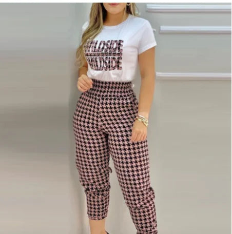 Conjunto de 2 peças feito de fibra sintética, com moletom de mangas longas estampado e calça jogger.