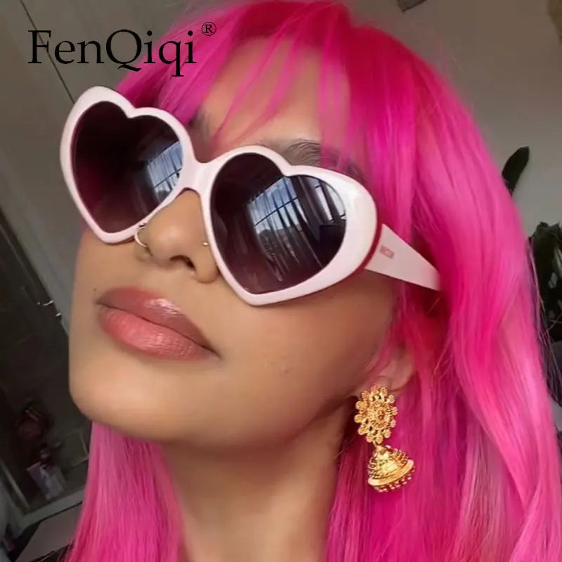 Fashion Ladies Oversized Frame Eyewear New Love Shape Iridescent Shade Luxury Designer Women's Heart Gradient Sunglasses Women